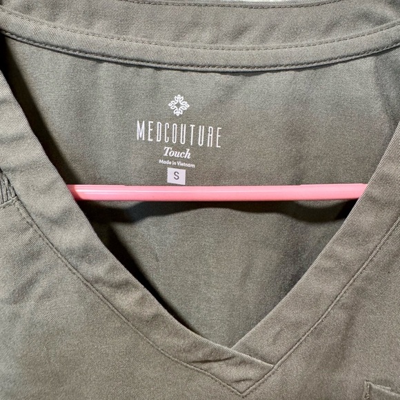 Med Couture Women's Olive V-Neck Tee Size S - Picture 2 of 3